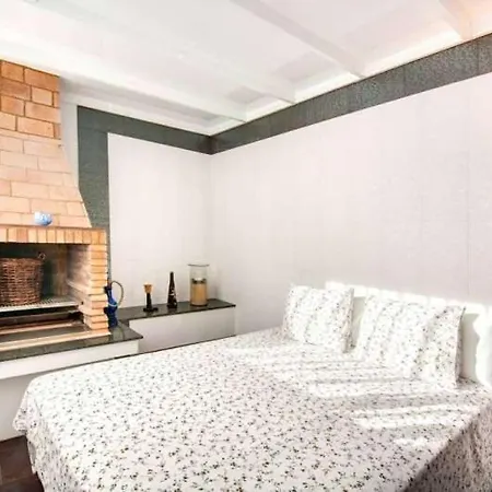 Sleeps 8 Wifi *