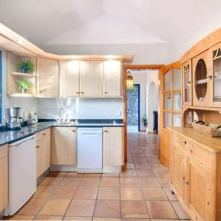 Sleeps 8 Wifi Willa